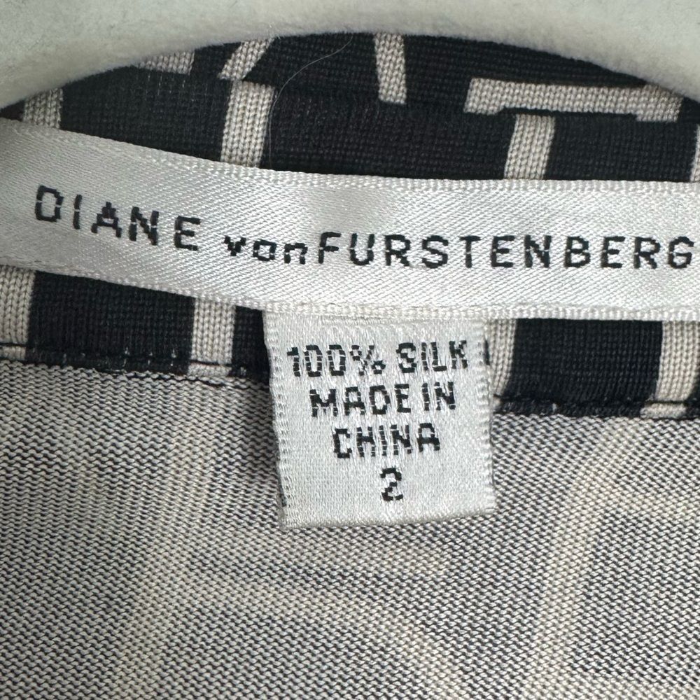 Diane von Furstenberg Jeanne black and white print silk jersey wrap dress - Picture 4 of 4